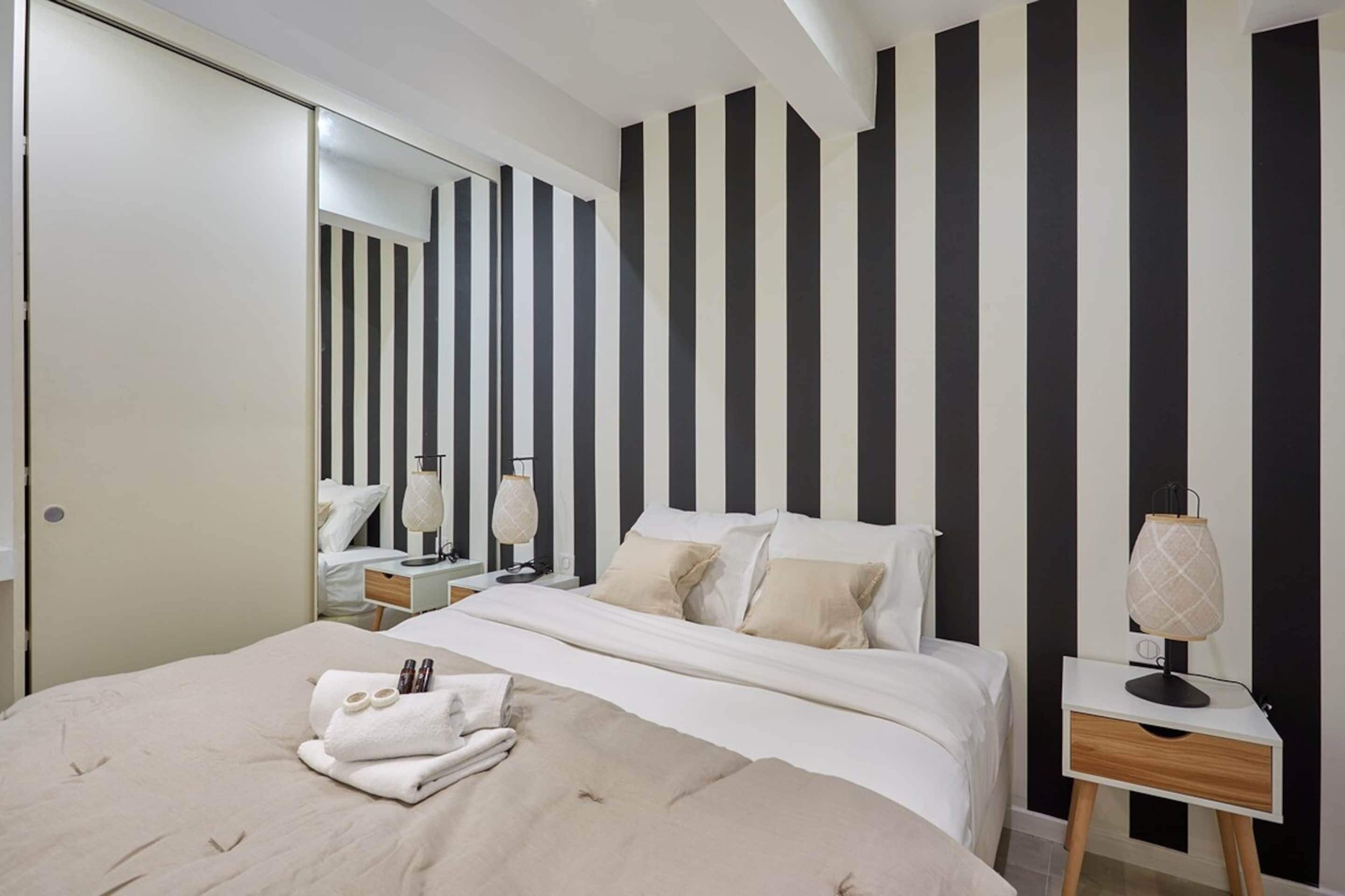 Lägenhet | Arbetsyta för laptop, strykjärn/strykbräda och sängkläder