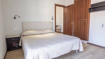 Appartamento Superior, balcone, vista mare | Una cassaforte in camera, ferro/asse da stiro, Wi-Fi gratuito