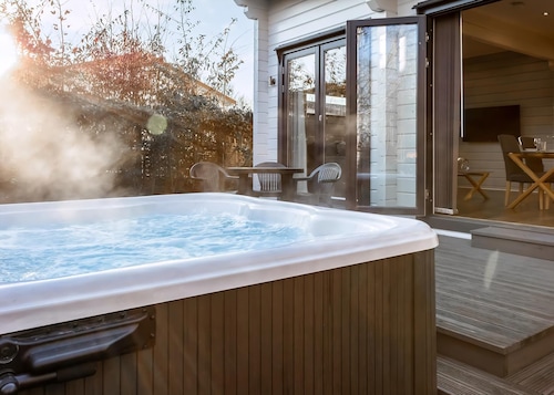 Three Bedrom Luxury Lodge with Hot Tub