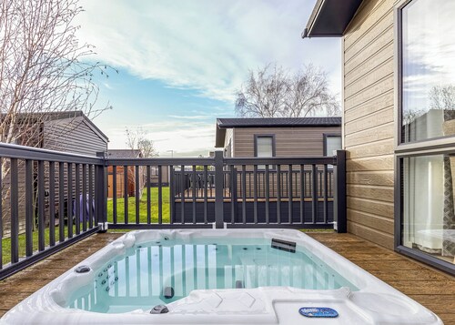 Three Bedrom Luxury Lodge with Hot Tub