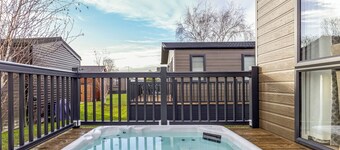 Three Bedrom Luxury Lodge with Hot Tub