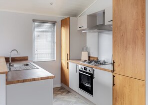 Fridge, oven, stovetop, toaster - Three Bedrom Luxury Lodge with Hot Tub (Roydon)