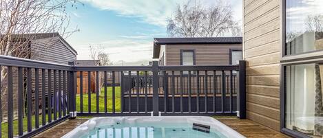 Banyera d'hidromassatge a l'aire lliure