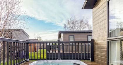 Three Bedrom Luxury Lodge with Hot Tub