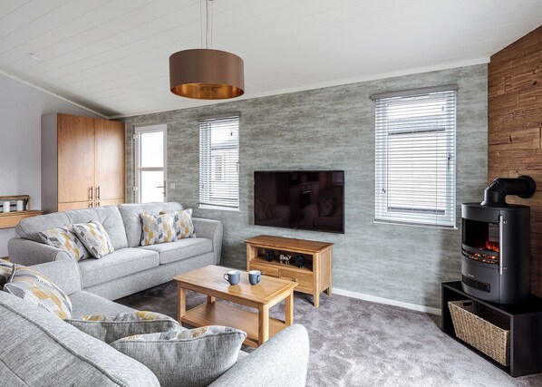 Living area - Three Bedrom Luxury Lodge with Hot Tub (Roydon)