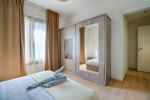 2 bedrooms, iron/ironing board, WiFi