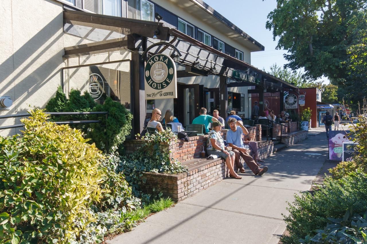 Una cafetería con terraza y zona de patio.