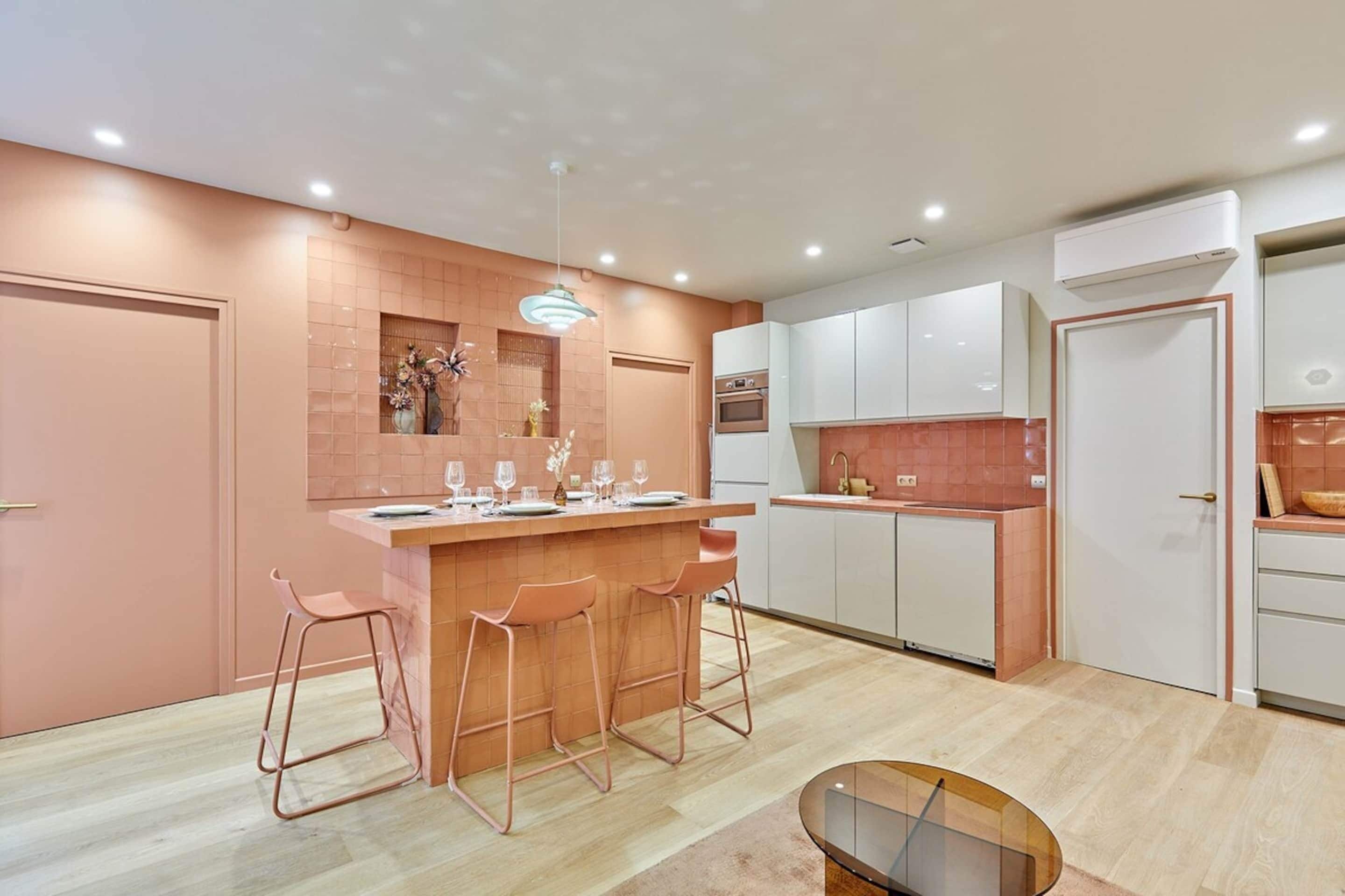 Departamento | Cocina privada | Refrigerador, microondas, horno y parrilla de estufa 