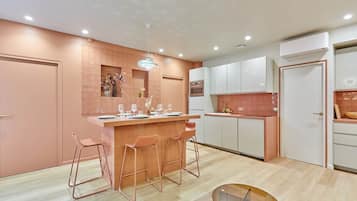 Departamento | Cocina privada | Refrigerador, microondas, horno y parrilla de estufa