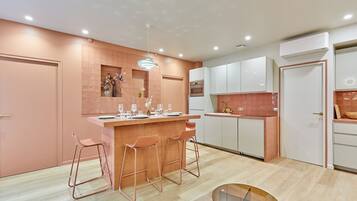 Departamento | Cocina privada | Refrigerador, microondas, horno y parrilla de estufa