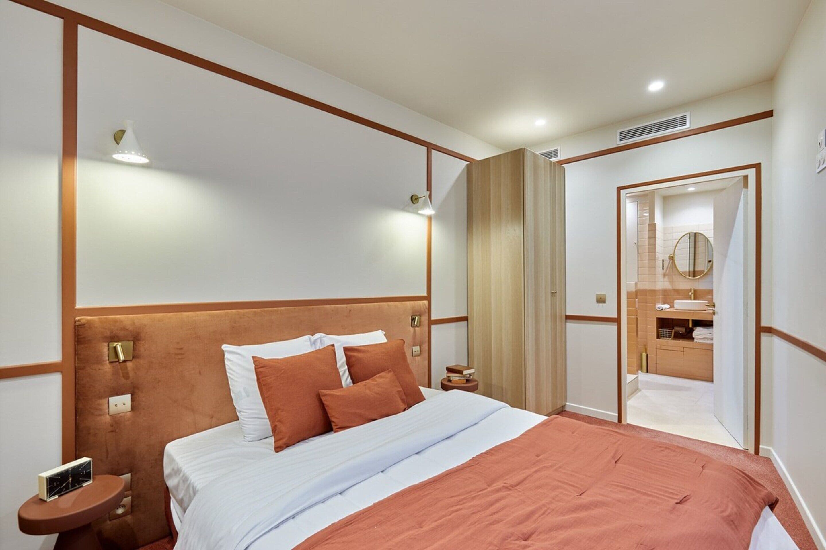 Appartement | Een laptopwerkplek, een strijkplank/strijkijzer, beddengoed