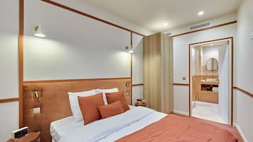 Appartement | Een laptopwerkplek, een strijkplank/strijkijzer, beddengoed