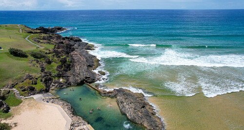 Periwinkle - Ideal Beachfront Retreat Near Main Street with Ceiling Fans, Wi-Fi & Air Con