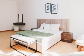 4 bedrooms, iron/ironing board, WiFi, bed sheets - The Seven Six Near Waterway 5A - 5, THE SEVEN SIX near WATERWAY 5A MALL By ELEGANT (New Cairo City)