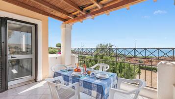 Family Apartment, Multiple Bedrooms (Porto Relax Apartment 2 With Sea View) | Outdoor dining