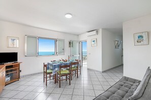 21-inch flat-screen TV with digital channels, TV - Porto Relax Apartments (Santa Cesarea Terme)