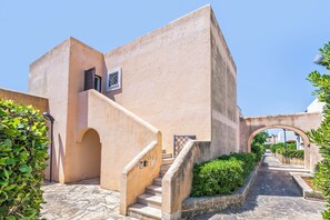 A building with a stone staircase, an archway, and a narrow pathway. - Porto Relax Apartments (Santa Cesarea Terme)