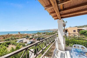 Outdoor dining - Porto Relax Apartments (Santa Cesarea Terme)