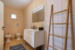 Family Apartment, 2 Bedrooms, 2 Bathrooms (Vallone Apartment S) | Bathroom - Vallone Apartments (Galatina)