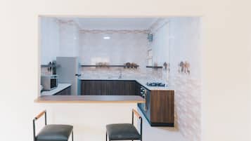 Frigorifero, microonde, forno, piano cottura