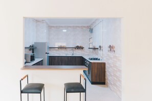 Kylskåp, mikrovågsugn, ugn och spishäll