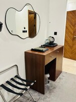 Zimmersafe, Verdunkelungsvorhänge, kostenloses WLAN