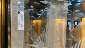 Un ascenseur moderne aux motifs géométriques et doté d’un écran numérique.