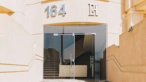 L’entrée d’un immeuble portant le numéro 164.