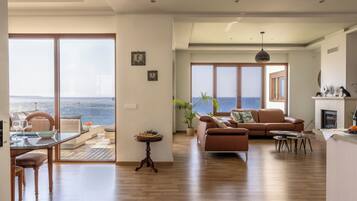 Una Smart TV, una chimenea, un futbolín, una mesa de tenis de mesa