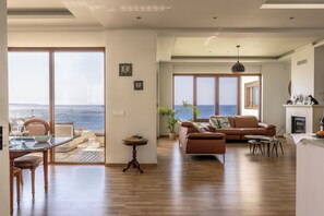 Una Smart TV, una chimenea, un futbolín, una mesa de tenis de mesa