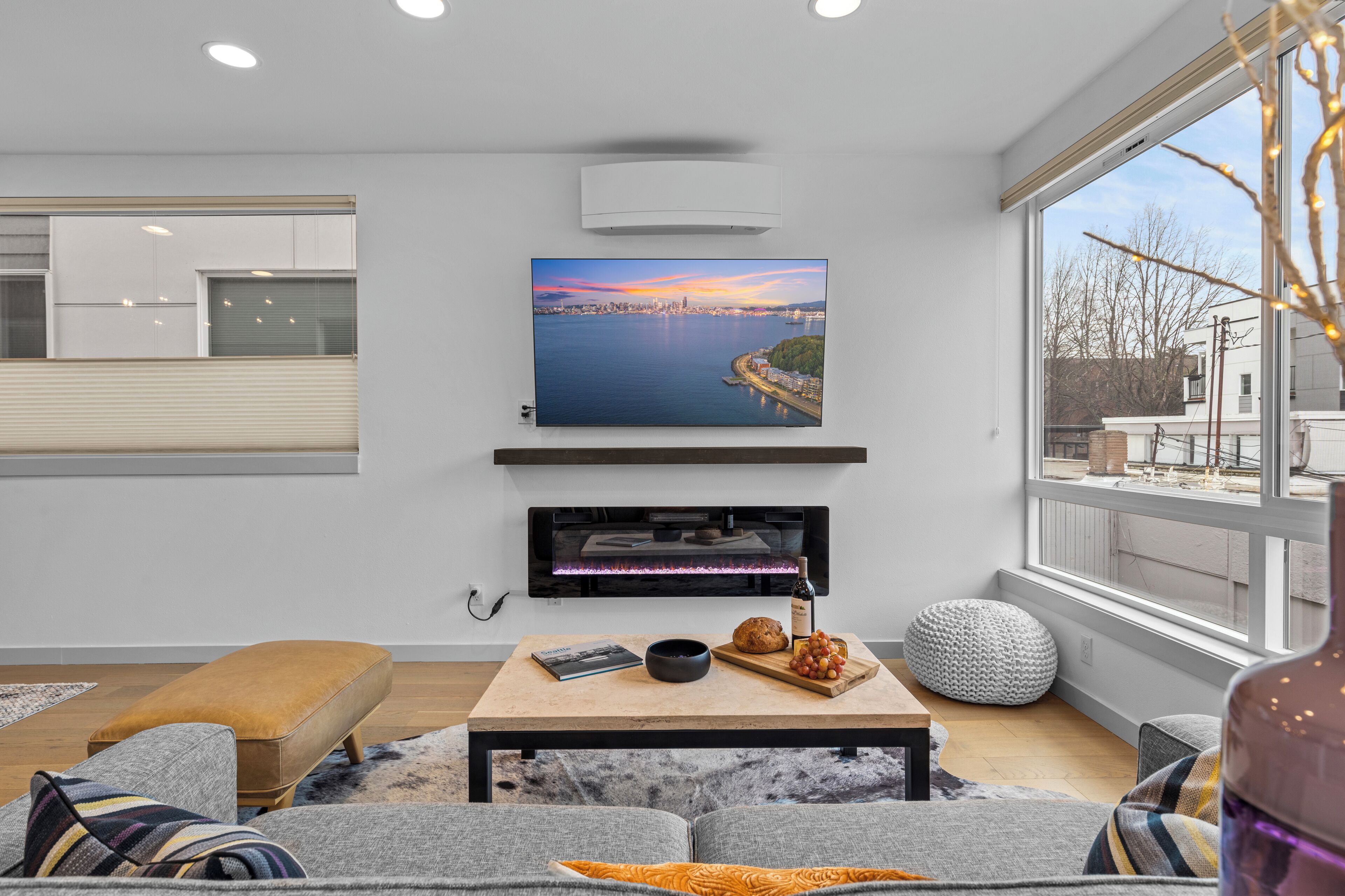 Smart-tv, pejs, bøger, kontorer