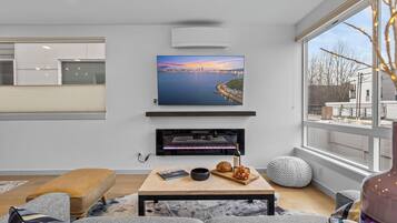 Smart-tv, pejs, bøger, kontorer