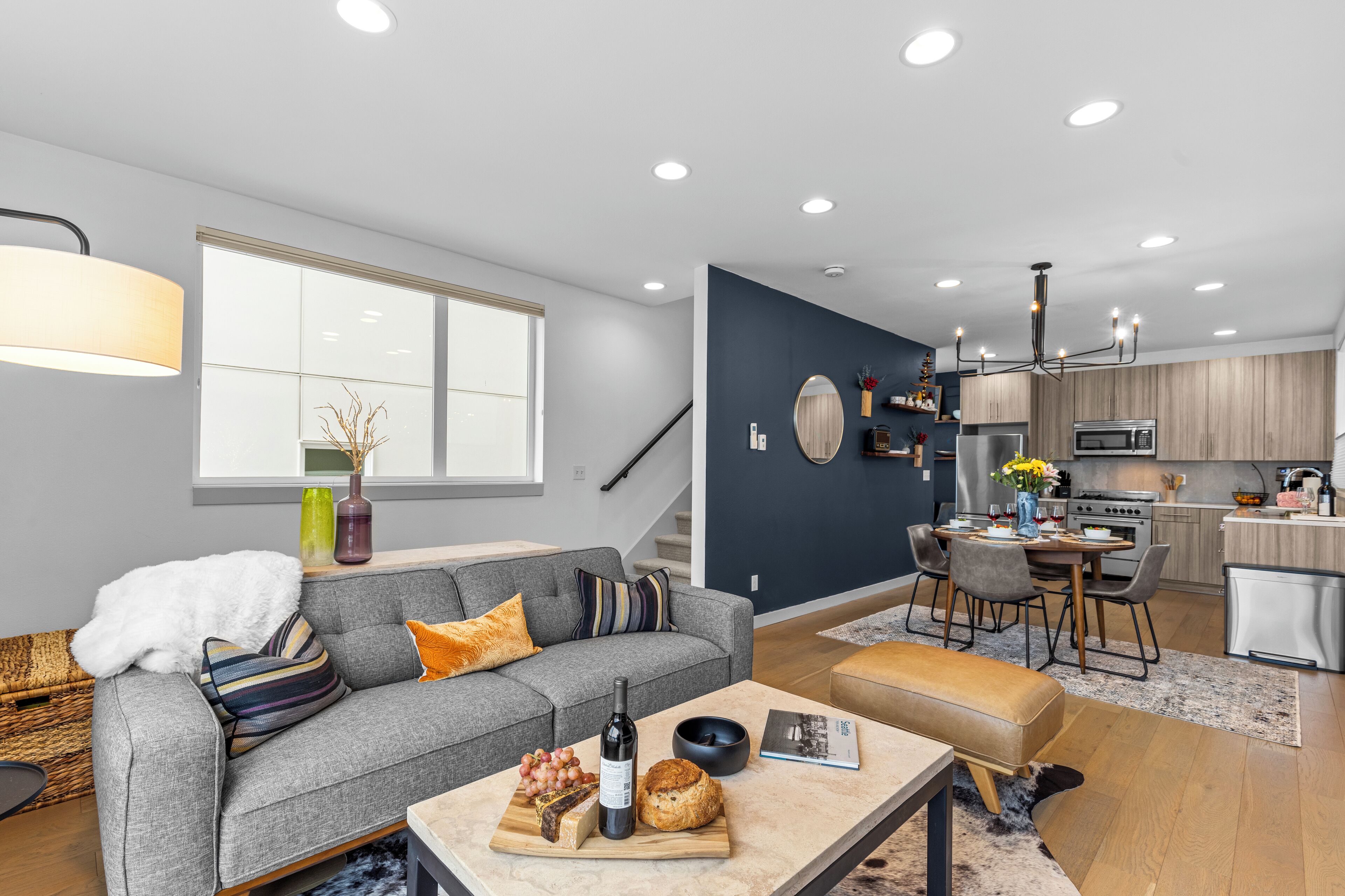 Smart TV, chimenea, libros y oficina 