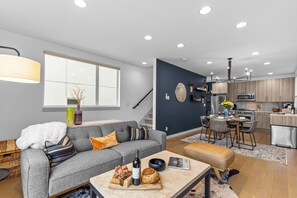 Smart TV, fireplace, books, offices - Townhome w/Rooftop Deck-Heated Floors-15 min FIFA-Walk 2 Restaurants/Bars. (Seattle)
