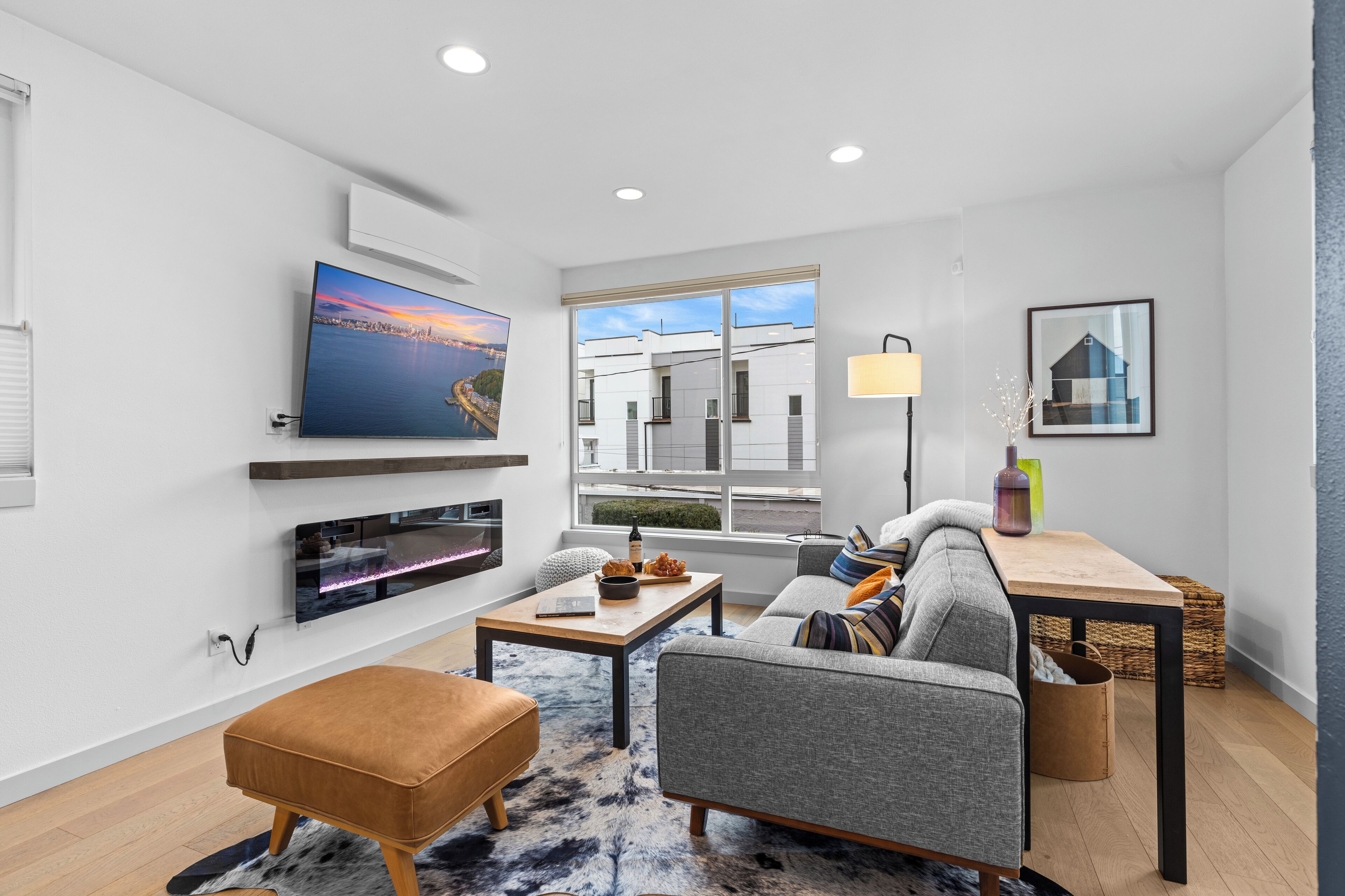 Smart-tv, eldstad, böcker och kontor