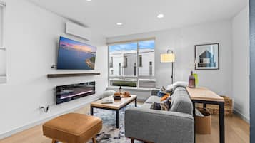 Smart-tv, eldstad, böcker och kontor