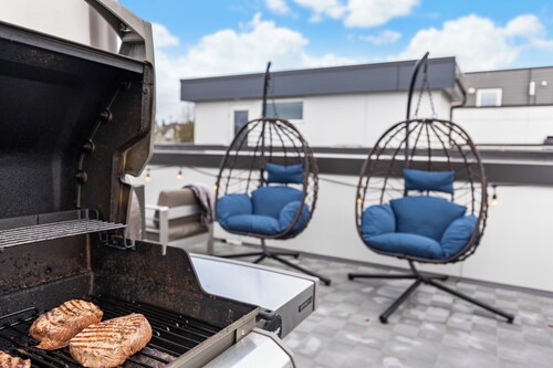 Rooftop Deck! King Bed! AC, Restaurants/Pubs, Pet-Friendly