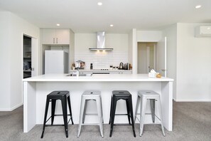 Een koelkast, een microgolfoven, een oven, een kookplaat