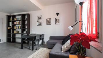 Comfort-Apartment | Wohnbereich | 35-Zoll-Flachbildfernseher mit Digitalempfang