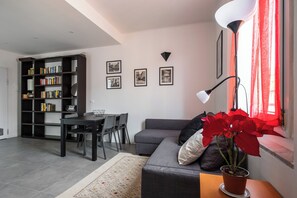 Apartamento conforto | Área de estar | TV de tela plana 35 polegadas com canais digitais