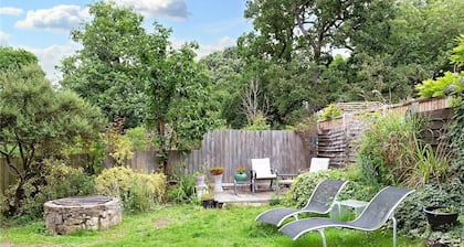 500 yr old Cottage With Historic Park at the Gate