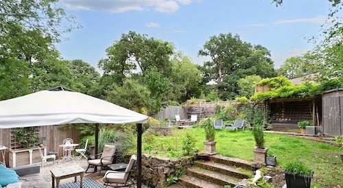 500 yr old Cottage With Historic Park at the Gate