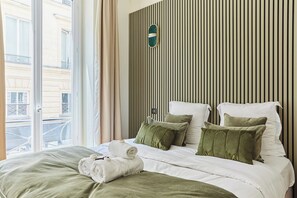 Apartment | Laptop workspace, iron/ironing board, bed sheets - Sublim et new Apartement Place Vendome Opera (Paris)