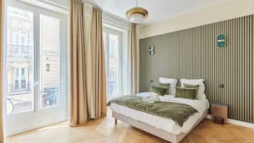 Espacio para trabajar con laptop y tabla de planchar con plancha