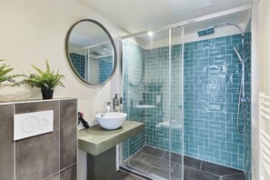 Apartment | Bathroom | Hair dryer, soap, shampoo - Sublim et new Apartement Place Vendome Opera (Paris)