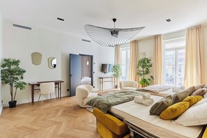 Apartment | Laptop workspace, iron/ironing board, bed sheets - Sublim et new Apartement Place Vendome Opera (Paris)