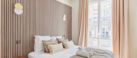 Appartement | Espace de travail pour ordinateur portable, fer et planche à repasser