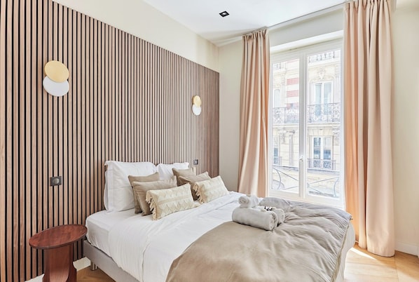 Laptop workspace, iron/ironing board, bed sheets - Sublim et new Apartement Place Vendome Opera (Paris)