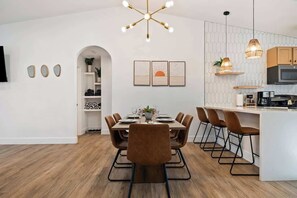 Dining - Joshua Tree Bungalow • 15 Min from Park Entrance • Picturesque Views, Hot Tub, Covered Patio (Joshua Tree)