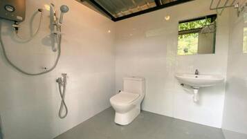 Douche, serviettes fournies, shampoing